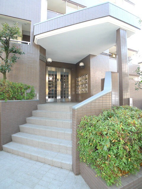物件外観写真3　(エントランス部分)