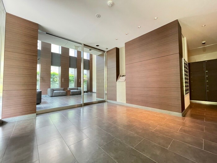 物件外観写真2　(エントランス部分)