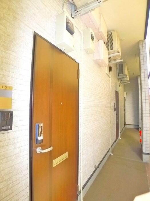 物件外観写真6　(エントランス部分)