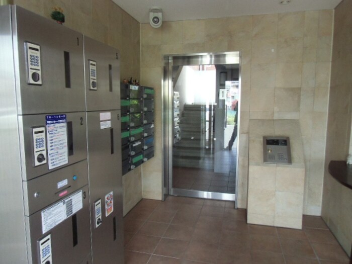 物件外観写真3　(エントランス部分)