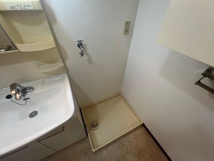 物件内観写真12　(洗濯機置場)