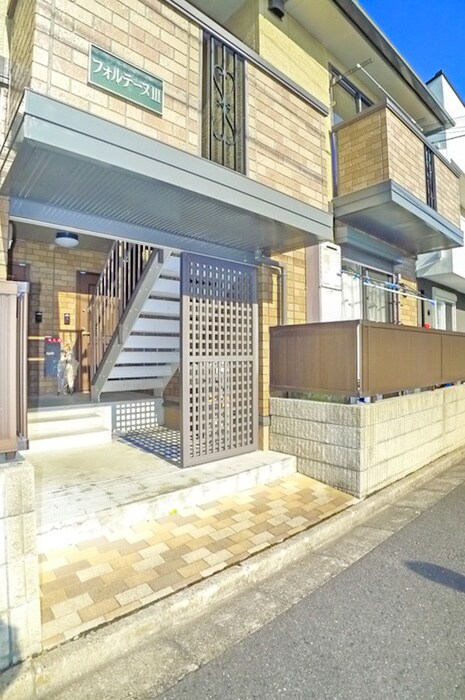 物件外観写真3　(エントランス部分)