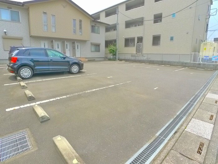 物件外観写真3　(駐車場)