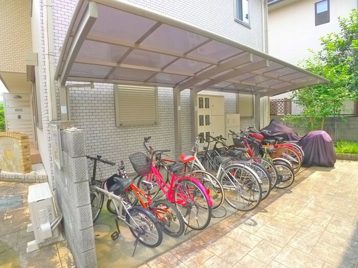 物件外観写真4　(駐輪場)