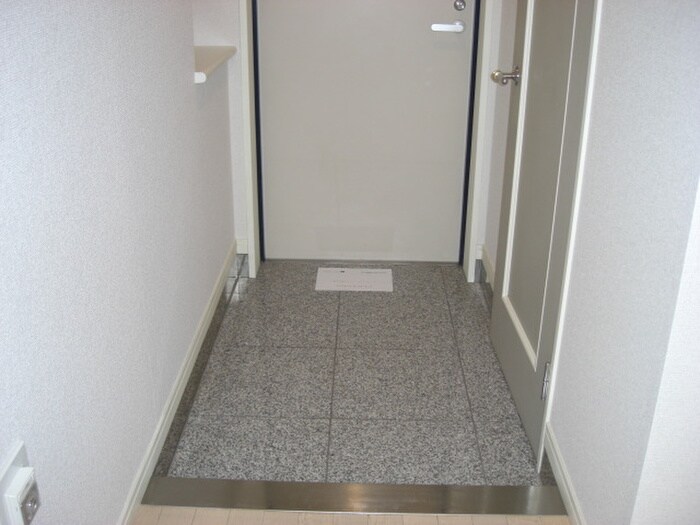 物件内観写真4　(玄関)