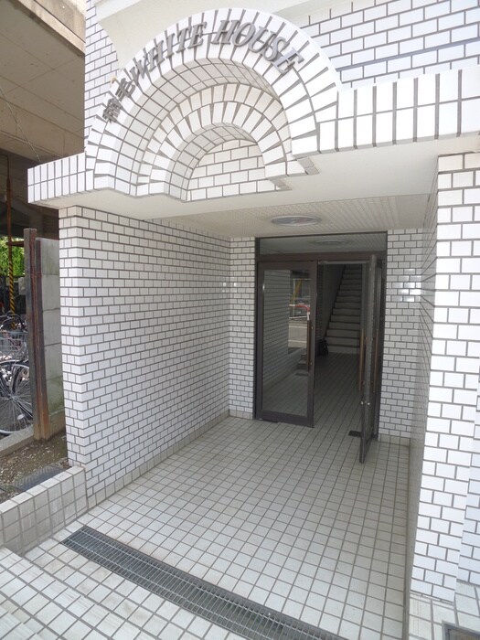 物件外観写真3　(エントランス部分)