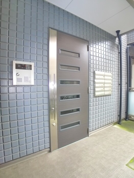 物件外観写真3　(エントランス部分)