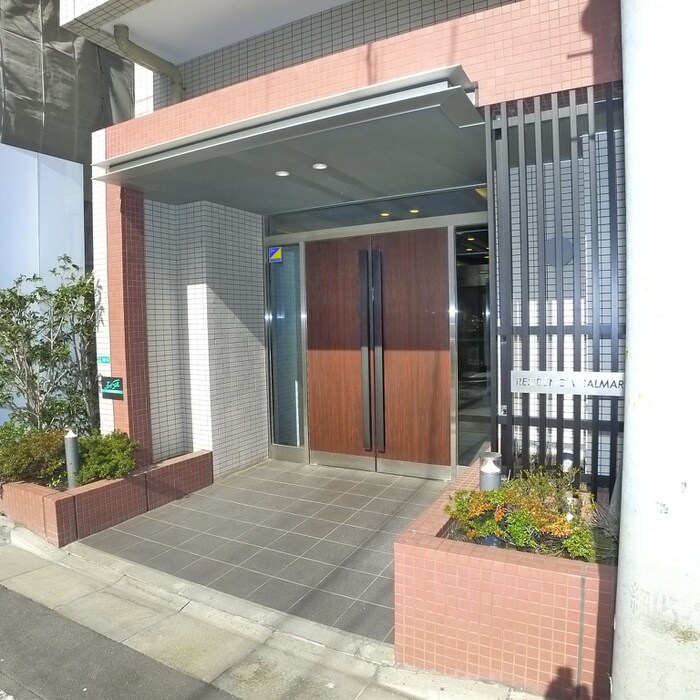 物件外観写真2　(エントランス部分)