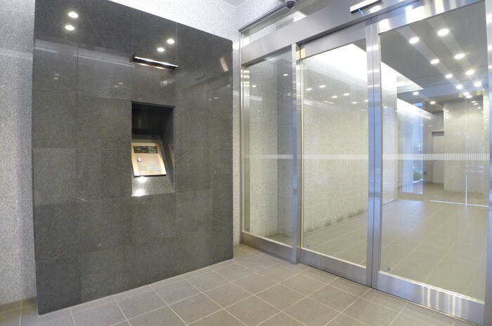 物件外観写真6　(エントランス部分)