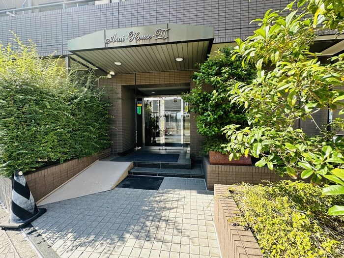 物件外観写真2　(エントランス部分)