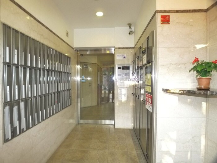 物件外観写真4　(エントランス部分)