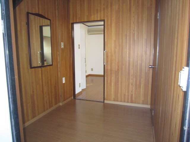 物件内観写真10　(玄関)