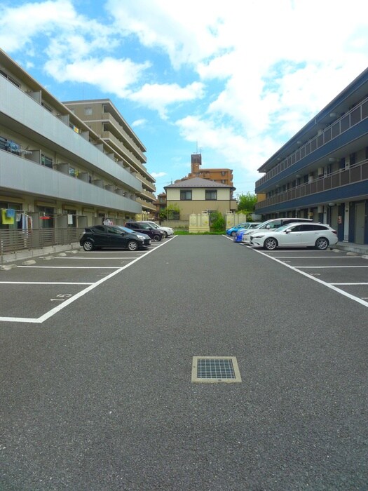 物件外観写真3　(駐車場)