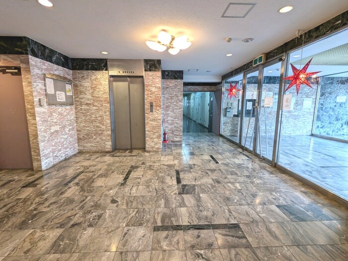 物件外観写真2　(エントランス部分)