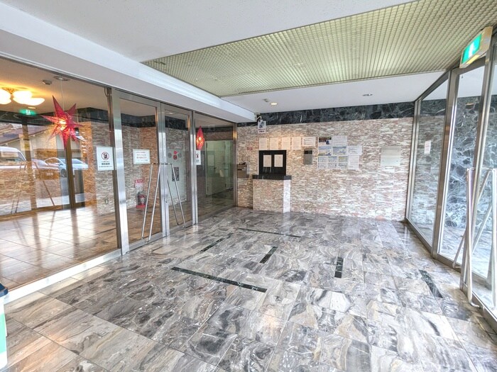 物件外観写真3　(エントランス部分)