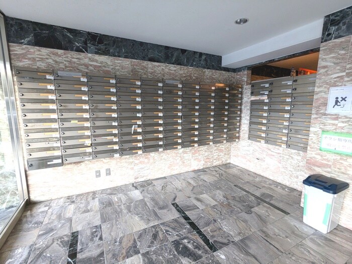 物件外観写真6　(エントランス部分)