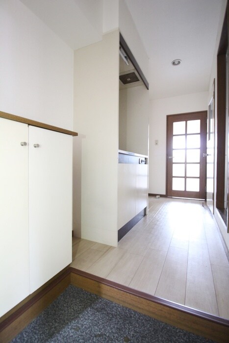 物件内観写真16　(玄関)