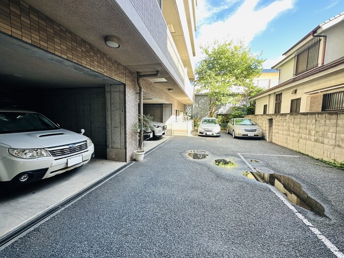 物件外観写真3　(駐車場)