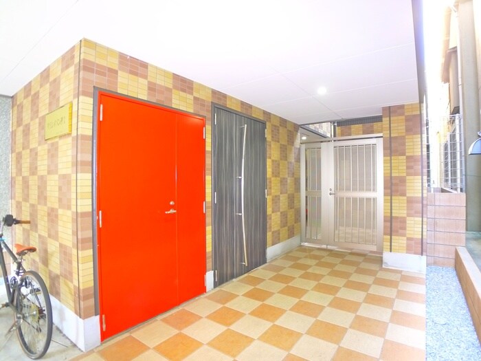 物件外観写真4　(エントランス部分)