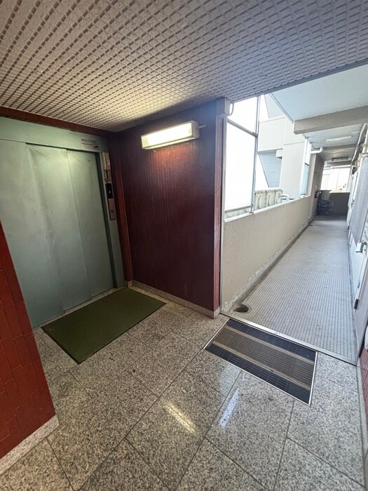 物件外観写真5　(エントランス部分)