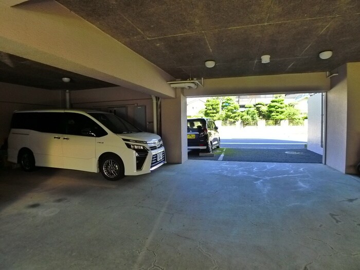 ルミネッセンス茂出木の駐車場