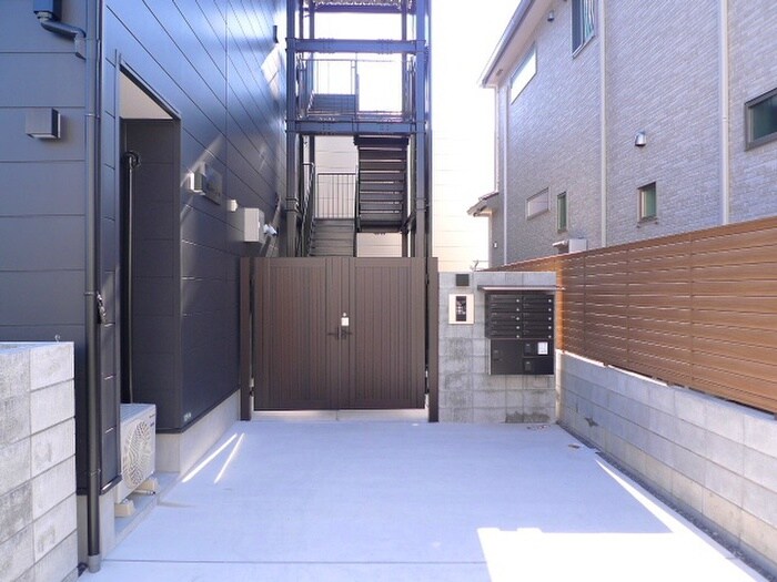 物件外観写真3　(エントランス部分)