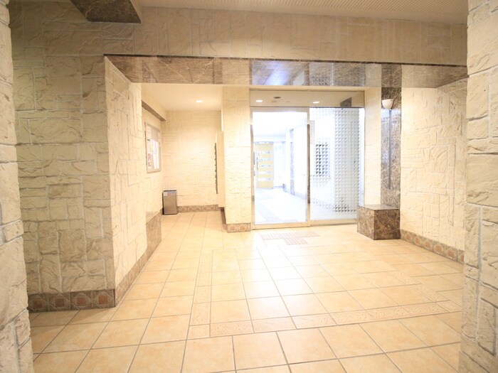 物件外観写真4　(エントランス部分)