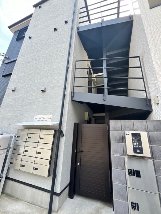 物件外観写真3　(エントランス部分)