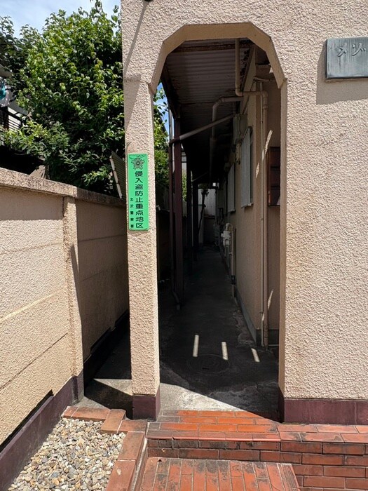 物件外観写真2　(エントランス部分)