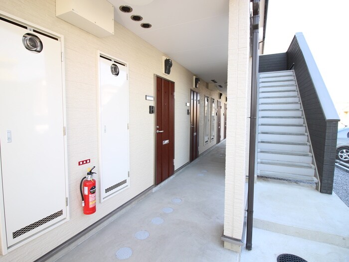 物件外観写真5　(エントランス部分)