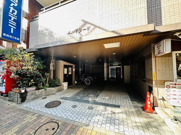 物件外観写真2　(エントランス部分)