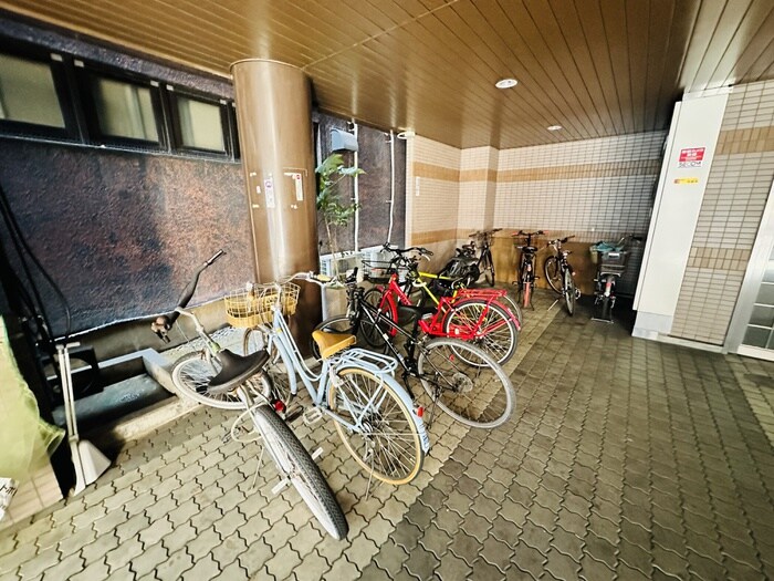 物件外観写真3　(駐輪場)