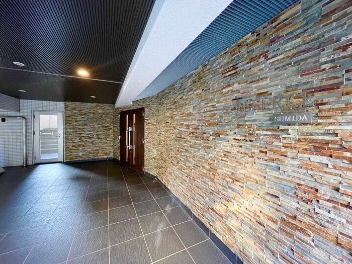 物件外観写真3　(エントランス部分)