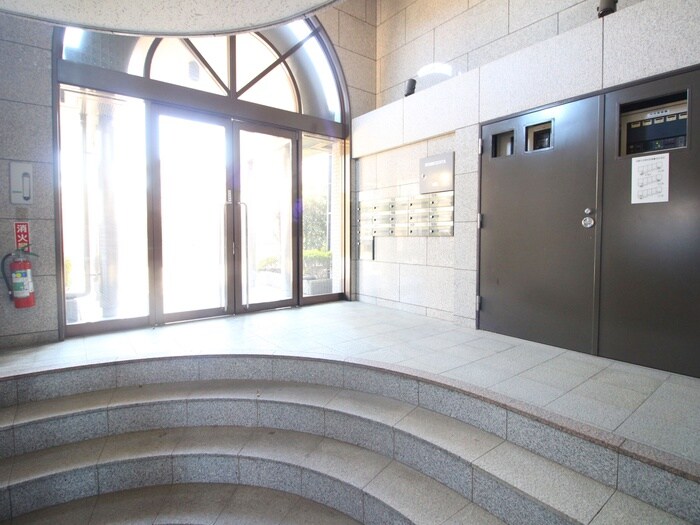 物件外観写真3　(エントランス部分)