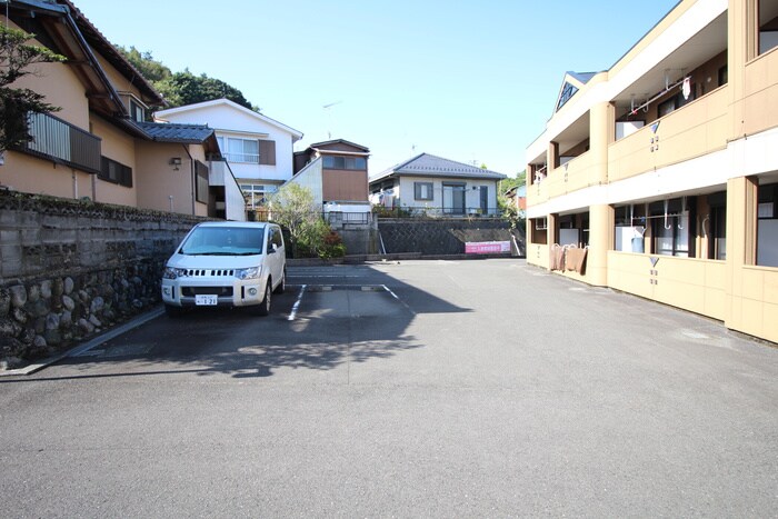 物件外観写真3　(駐車場)