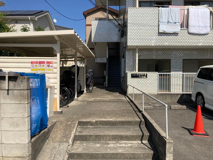 物件外観写真3　(エントランス部分)