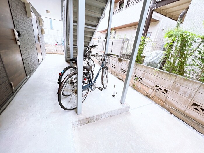 物件外観写真4　(駐輪場)