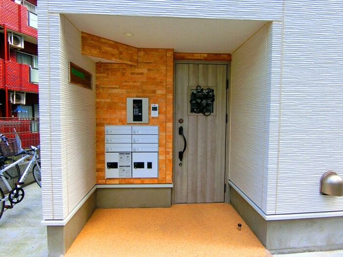 物件外観写真2　(エントランス部分)