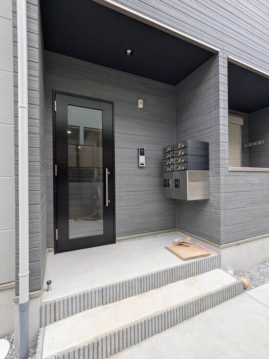 物件外観写真3　(エントランス部分)