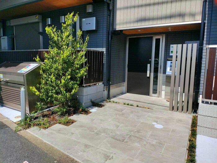 物件外観写真3　(エントランス部分)
