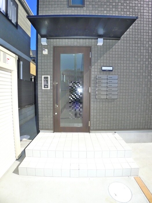 物件外観写真2　(エントランス部分)