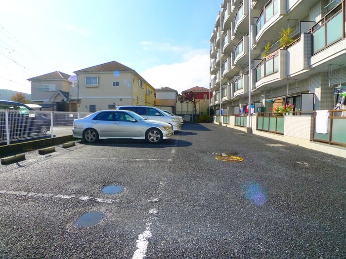 物件外観写真4　(駐車場)