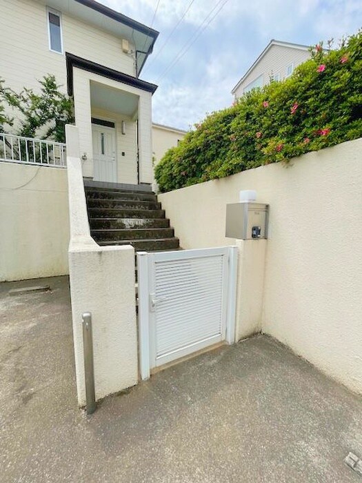 物件外観写真3　(エントランス部分)