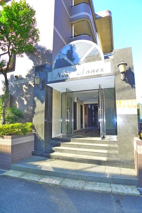 物件外観写真2　(エントランス部分)