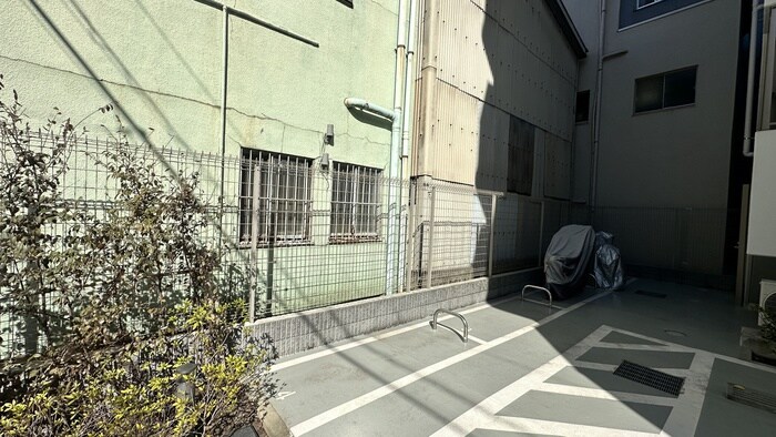 物件外観写真3　(バイク置き場)