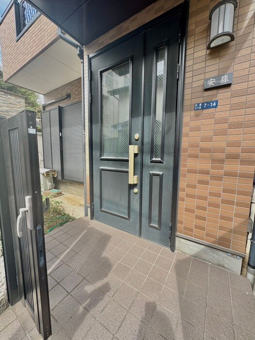 物件外観写真3　(エントランス部分)