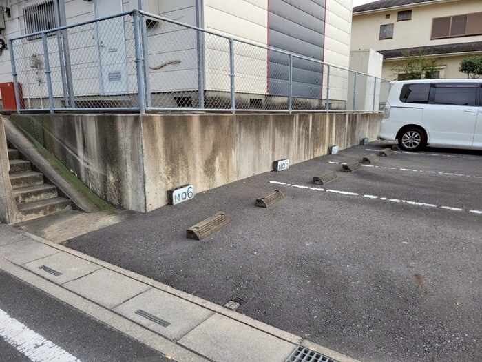 物件外観写真6　(駐車場)