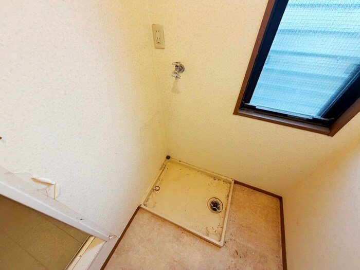 物件内観写真12　(洗濯機置場)