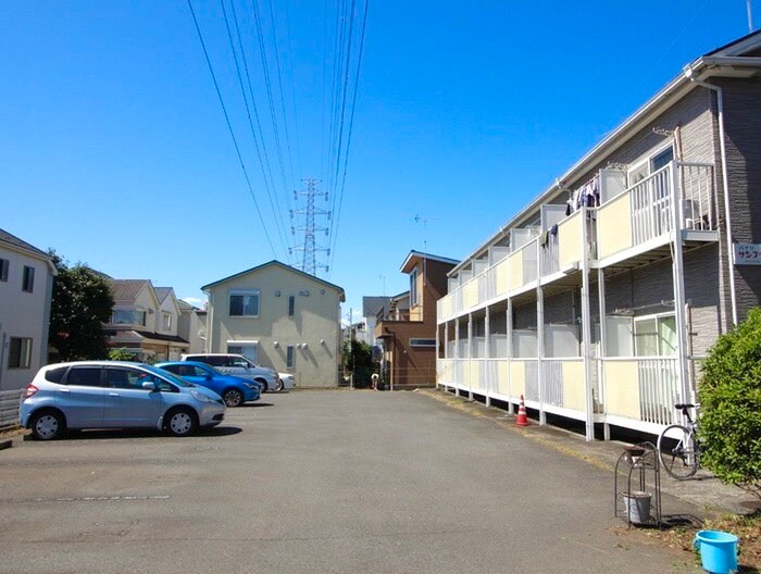 物件外観写真3　(駐車場)