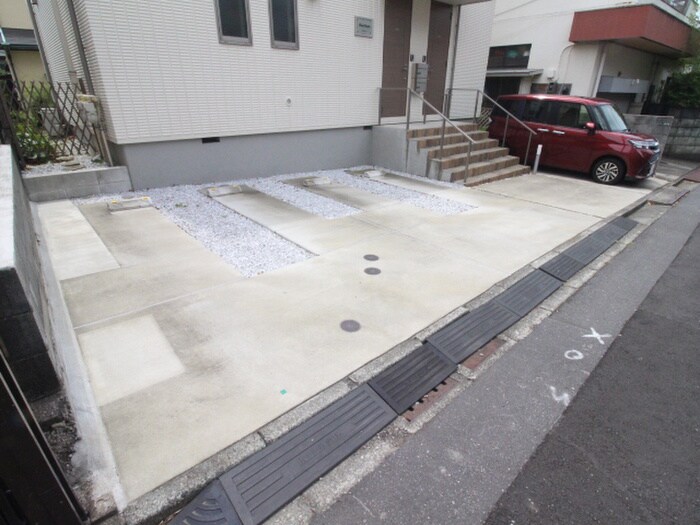 物件外観写真4　(駐車場)